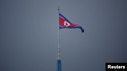 រូប​ឯកសារ៖ ទង់ជាតិ​កូរ៉េខាងជើង​បក់​នៅ​ត្រង់​ភូមិ​សម្រាប់​ឃោសនា​ Gijungdong នៅ​តំបន់​គ្មាន​យោធា (DMZ) តាម​បណ្តោយ​ព្រំដែន​ដែល​បែងចែក​កូរ៉េ​ទាំង​ពីរ កាល​ពី​ថ្ងៃទី​១៩ ខែ​កក្កដា ឆ្នាំ​២០២២។