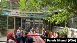 این شاعران و نویسندگان جوان گفته اند که به خاطر بیرون رفت از انزوای فعالیت فرهنگی،‌ هفتهٔ یکبار با هم نشست می کنند