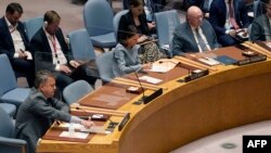 23일 미국 뉴욕 유엔본부에서 열린 안전보장이사회 긴급회의에서 세르히 키슬리차(왼쪽) 우크라이나 대사와 바실리 네벤쟈(오른쪽) 러시아 대사가 참석자 발언을 듣고 있다.