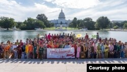 Diaspora Indonesia di Washington, DC berpose di depan Gedung Capitol pada acara "Jalan Cantik Berkebaya" dalam rangka peringatan HUT RI ke-77. (courtesy: KBRI Washington DC)