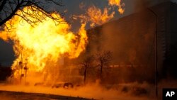 Plamen i dim uzidižu se posle ruskog napada na Kijev, 2. januara 2024.