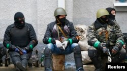 Para milisi pro-Rusia siaga di dekat sebuah markas polisi di Slovyansk, Ukraina timur (13/4). 