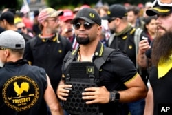 미 극우 성향 단체 '프라우드 보이즈'의 전 지도자 엔리케 타리오(가운데) 씨. (자료사진)