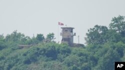9일 한국에서 바라본 북한 군 감시초소. 