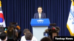 주철기 청와대 외교안보수석이 15일 청와대 춘추관 기자회견장에서 대통령 직속 통일준비위원회 위원장 등 위원을 발표를 하고 있다.