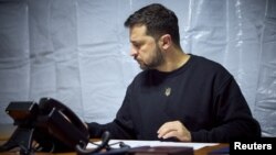 „Сега сите треба да размислуваат за одбрана на нашата земја. Треба да се собереме заедно, да избегнеме расклопување и разделување на спорови или други приоритети“, рече тој