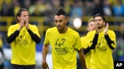 Pierre-Emerick Aubameyang, de Dortmund, porte un t-shirt pour soutenir son coéquipier Marc Bartra, blessé dans une explosion, avant un match de la Ligue des champions, Allemagne, le 12 avril 2017.