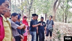 KontraS dan para aktivis HAM Jawa Timur mengunjungi lokasi yang diduga merupakan kuburan massal pembantaian tahun 1965 di Jawa Timur. (VOA/Petrus Riski).