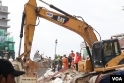 ប្រតិបត្តិការ​ស្វែងរក​មនុស្ស​ក្នុងគំនរ​អគារ​បាក់​បែក​នៅ​ក្រុង​ព្រះសីហនុ​ កាលពីព្រឹកថ្ងៃអាទិត្យ ទី២៣ ខែមិថុនា ឆ្នាំ២០១៩។ (ស៊ុន ណារិន/VOA)