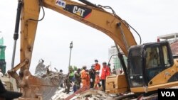 រូបឯកសារ៖ ប្រតិបត្តិការ​ស្វែងរក​មនុស្ស​ក្នុងគំនរ​អគារ​បាក់​បែក​នៅ​ក្រុង​ព្រះសីហនុ​ នៅព្រឹកថ្ងៃអាទិត្យ​ ទី២៣ ខែមិថុនា ឆ្នាំ២០១៩។ (ស៊ុន​ ណារិន​/ VOA Khmer)