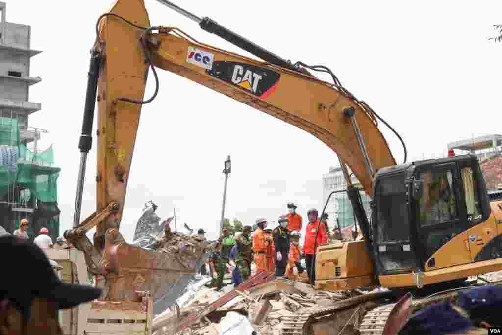 ប្រតិបត្តិការ​ស្វែងរក​មនុស្ស​ក្នុងគំនរ​អគារ​បាក់​បែក​នៅ​ក្រុង​ព្រះសីហនុ​ នៅព្រឹកថ្ងៃអាទិត្យ​ ដែល​ត្រឹមពេល​នេះ​ មនុស្ស​យ៉ាងហោច​ណាស់​ ១៨នាក់​ ត្រូវបានអជ្ញាធរ​បញ្ជាក់​ថា​បាន​ស្លាប់​ ​និង​២៤​នាក់​ បាន​រង​របួស,​ នៅខេត្ត​ព្រះសីហ​នុ​, នៅថ្ងៃទី​២៣​ ខែ​មិថុនា​ ឆ្នាំ​២០១៩។ (ស៊ុន​ ណារិន​/ VOA Khmer)