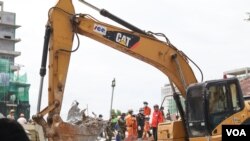 ប្រតិបត្តិការ​ស្វែងរក​មនុស្ស​ក្នុងគំនរ​អគារ​បាក់​បែក​នៅ​ក្រុង​ព្រះសីហនុ​ នៅព្រឹកថ្ងៃទី២៣ ខែមិថុនា ឆ្នាំ២០១៩។ (ស៊ុន​ ណារិន​/ VOA Khmer)