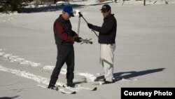 Frank Gehrke (kanan), kepala program survei salju mengukur tumpukan salju di Gunung Sierra Nevada, California. (Foto: California Dept. of Water Resources)