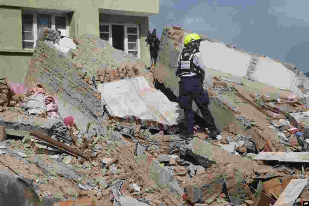 Zəlzələdən sonra xilasetmə işləri aparılır