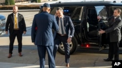 Американскиот секретар за одбрана Пит Хегсет при пристигнувањето во Пентагон, 27 јануари 2025 година, во близина на Вашингтон