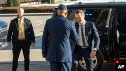 পিট হেগসেথকে পেন্টাগনে প্রবেশের আগে জয়েন্ট চীফস অফ স্টাফ-এর চেয়ারম্যান জেনারেল চার্লস ব্রাউন স্বাগত জানান। ২৭ জানুয়ারি ২০২৫।