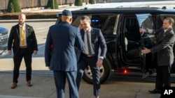 ລັດ​ຖະ​ມົນ​ຕີ​ກະ​ຊວງ​ປ້ອງ​ກັນ​ປະ​ເທດ​ສະ​ຫະ​ລັດ ທ່ານ ພິຕ ແຮກເສັທ (Pete Hegseth), ກາງ, ສົ່ງ​ຄືນ​ຄຳ​ນັບ​ຮັບ​ຕ້ອນ​ປະ​ທານ​ເສ​ນາ​ທິ​ບໍ​ດີ​ຮ່ວມ​ຂອງ ພົນ​ເອກ ຊອຣສ໌ ບຣາວນ໌ (Charles Brown), ໃນ​ຂະ​ນະ​ທີ່​ທ່ານ​ໄປ​ຮອດ​ທຳ​ນຽບ​ຫ້າ​ແຈ, ວັນ​ທີ 27 ມັງ​ກອນ 2025, ໃກ້​ກັບ​ນະ​ຄອນ​ຫຼວງ​ວໍ​ຊິງ​ຕັນ