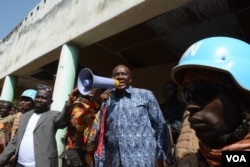Presidential candidate Karim Meckassoua at a rally in Birao, northeastern CAR, where ex-Seleka rebel factions still control part of the territory. (Katarina Höije/VOA)