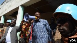 Le candidat à l'élection présidentielle Karim Meckassoua lors d'un rassemblement à Birao, où les rebelles ex-séléka contrôlent une partie du territoire, le 24 décembre 2015. (Katarina Höije/VOA) 