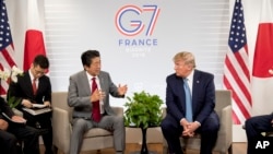 U.S President Donald Trump, right, and Japanese Prime Minister Shinzo Abe attend a bilateral meeting at the G-7 summit in Biarritz, France, Aug. 25, 2019. 