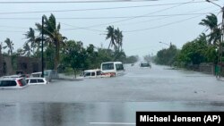 Véhicules submergés à Beira, Mozambique, après le passage du cyclone Eloise, le 23 janvier 2021.