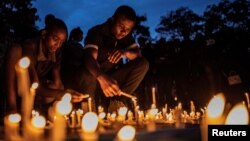 Des bougies pour rendre hommage aux victimes des pluies qui ont détruit des villages du territoire de Kalehe, au Sud-Kivu, lors d'une veillée à Goma, en République démocratique du Congo, le 9 mai 2023.