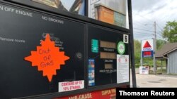 12일 미국 노스캐롤라이나주 웨인즈빌의 한 주유소 주유기에 '휘발유가 떨어졌다'는 안내문이 붙어있다. 최근 미국에서는 송유관 관리업체 '콜로니얼 파이프라인' 해킹 사건으로 송유관 가동이 중단되면서 일부 지역에서 기름 품귀 현상이 발생했다. 