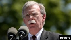 រូបឯកសារ៖ ទីប្រឹក្សាសន្តិសុខអាមេរិកលោក John Bolton និយាយ​អំឡុងពេល​ពិធី​ទទួលសញ្ញាប័ត្រមួយ​នៅសាលាយោធាជើងទឹក​ក្នុង​ក្រុង New London រដ្ឋ Connecticut កាលពីថ្ងៃទី២២ ខែឧសភា ឆ្នាំ២០១៩។ 