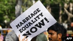 สมาชิกกลุ่มสมาพันธ์นักเรียนนักศึกษาอินเดีย (SFI) ถือป้ายเรียกร้องการสมรสเท่าเทียม ในการชุมนุมที่กรุงนิวเดลีเมื่อ 18 ตุลาคม 2023 สืบเนื่องจากคำตัดสินของศาลฎีกา ที่ไม่รับรองการสมรสเพศเดียวกันที่เกิดขึ้นหนึ่งวันก่อนหน้านั้น (ที่มา: AFP)