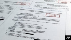 ឯកសារ​ទាក់ទង​នឹង​ដីកា​ឆែកឆេរ​គេហដ្ឋាន​ Mar-A-Lago ​របស់​អតីត​ប្រធានាធិបតី​សហរដ្ឋ​អាមេរិក​លោក ​Donald Trump នៅ​ទី​ក្រុង Palm Beach រដ្ឋ Florida ថត​កាល​ពី​ថ្ងៃ​ទី​១៨ ខែ​សីហា ឆ្នាំ​២០២២។