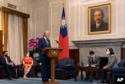 Presiden Taiwan Tsai Ing-wen (kanan) mendengarkan saat Senator Demokrat AS Ed Markey dari Massachusetts, berbicara dalam pertemuan di Kantor Kepresidenan di Taipei, Taiwan, Senin, 15 Agustus 2022. (Kantor Kepresidenan Taiwan via AP)