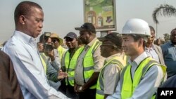 រូប​ឯកសារ៖ អតីត​ប្រធានាធិបតី​សំប៊ី Edgar Lungu (ឆ្វេង) ជួប​សំណេះសំណាល​ជាមួយ​កម្មករ​ចិន នៅ​រដ្ឋធានី​លូសាកា ប្រទេស​សំប៊ី កាល​ពី​ថ្ងៃ​ទី​១៥ ខែ​កញ្ញា ឆ្នាំ​២០១៨។ ចិន​​មាន​តួនាទី​ក្នុង​ការ​ផ្លាស់​ប្តូរ​ទម្រង់​នៃ​បំណុល​នៅ​​បណ្តា​ប្រទេស​អាហ្វ្រិក​ដូច​ជា​សំប៊ី។