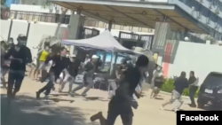 រូប​ថត​​​នៃ​ការ​សម្រុក​រត់​គេច​ចេញ​ពី​កាស៊ីណូ​ឈ្មោះ Golden Phonix Entertainment ក្នុង​ឃុំ​ជ្រៃធំ ស្រុក​កោះធំ ខេត្ត​កណ្តាល ត្រូវ​បាន​បង្ហាញ​នៅ​ក្នុង​វីដេអូ​មួយ​ដែល​ត្រូវ​បាន​ចែកចាយ​លើ​ទំព័រ​ហ្វេសប៊ុក Viec Lam Campuchia (Cambodia) កាល​ពី​ថ្ងៃ​ទី​១៨ ខែ​សីហា ឆ្នាំ​២០២២។ (ហ្វេសប៊ុក)