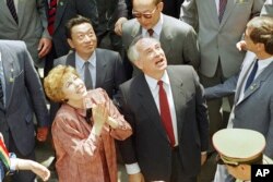 រូបឯកសារ៖ មេដឹកនាំ​សូវៀត លោក Mikhail Gorbachev និង​ភរិយា​របស់​លោក សម្ដែង​អារម្មណ៍​រំភើប​ពេល​ធ្វើ​ទស្សនកិច្ច​នៅ​ Great Wall ក្នុង​ប្រទេស​ចិន ថ្ងៃទី ១៧ ខែឧសភា ឆ្នាំ១៩៨៩។