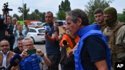 라파엘 그로시(가운데 오른쪽) 국제원자력기구(IAEA) 사무총장이 1일 우크라이나 남부 자포리자 시내에서 원전 시찰 임무에 관해 취재진과 환담하고 있다. 