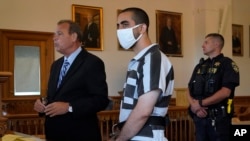 
Hadi Matar, 24 tahun, tersangka penikaman pengarang Salman Rushdie, menjalani persidangan pembacaan tuduhan di pengadilan Chautauqua County Courthouse di Mayville, New York, Sabtu, 13 Agustus 2022. (Foto: Gene J. Puskar/AP Photo)
