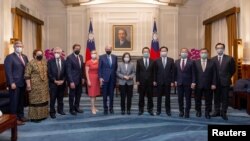 에드 마키(왼쪽 여섯번째) 미 상원 외교외원회 동아시아태평양소위원장을 비롯한 의회 대표단이 15일 타이베이에서 차이잉원(일곱번째) 총통 등 타이완 당국자들과 기념촬영하고 있다.