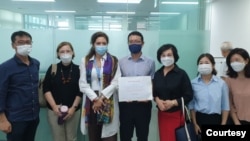 방한 중인 엘리자베스 살몬(왼쪽 세번째) 유엔 북한인권특별보고관이 29일 서울유엔인권사무소에서 대북 인권단체 관계자들과 만나고 있다. (전환기정의워킹그룹 제공)