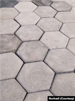 Aplikasi produk berbahan sampah plastik menggantikan produk serupa berbahan semen. (Foto: VOA/Nurhadi)