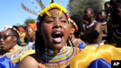 Avant la danse, les jeunes filles seront examinées: seules les jeunes filles vierges peuvent participer au rite.
