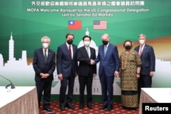 Tayvan Tashqi ishlar vaziri Jozef Vu va AQSh senatori Ed Marki, Vakillar palatasi a'zosi Jon Garamendi, Alan Lovental, Don Beyer va Aumua Amata Koulman Radevagen, Taypey, 15-avgust, 2022