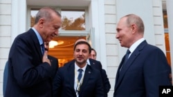 Rais wa Russia Vladimir Putin, kulia, na Rais wa Uturuki Recep Tayyip Erdogan baada ya mazungumzo yao huko Rus sanatorium bahari ya Black Sea Russia, Ijumaa, Aug. 5, 2022.