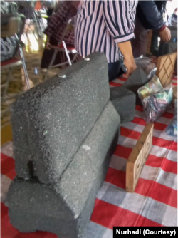 Dengan teknik pengolahan yang sudah dipatenkan Komunitas Bijak Sampah, pasir dan plastik dapat diubah menjadi berbagai bentuk, termasuk pembatas jalan. (Foto: VOA/ Nurhadi)