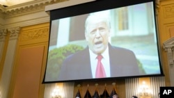 미 의사당 난입 사건을 조사 중인 하원 특별위원회가 지난 7월 개최한 공개청문회에서 도널드 트럼프 전 대통령 발언 영상이 나오고 있다. (자료사진)