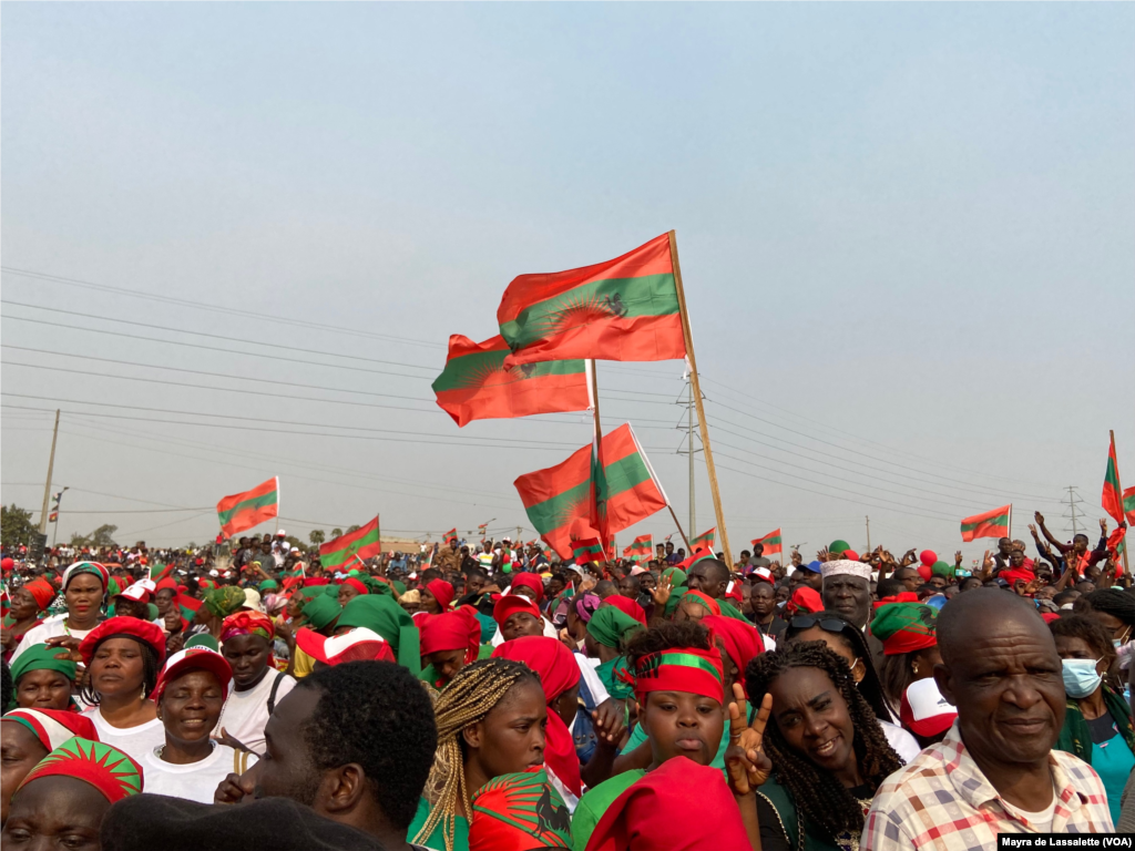 No comício final da UNITA, os seus apoiantes dançam e cantam, enquanto aguardam o discurso do seu líder Adalberto Costa Júnior. Cazenga, Luanda, Angola