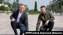 볼로디미르 젤렌스키(오른쪽) 우크라이나 대통령과 안제이 두다 폴란드 대통령이 지난해 8월 우크라이나 수도 크이우(러시아명 키예프) 시내를 함께 둘러본 뒤 기념촬영하고 있다. (자료사진)