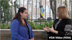 Оксана Маркарова (л), посолка України у США, розповідає Юлії Ярмоленко (п) про підтримку, яку Україна має у США та у світі, поруч із будівлею посольства Франції у Вашингтоні.