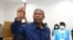 ប្រធានាធិបតី​អង់ហ្គោឡា លោក Joao Lourenco បង្ហាញ​ម្រាមដៃ​របស់​លោក ក្នុង​អំឡុងពេល​បោះឆ្នោត​នៅ​​ក្នុង​មណ្ឌល​បោះឆ្នោត​មួយ​ក្នុង​ក្រុង​ Luanda ប្រទេស​អង់ហ្គោឡា ថ្ងៃទី ២៤ ខែសីហា ឆ្នាំ២០២២។