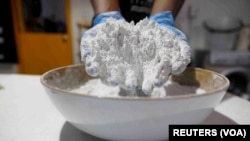 Wata ‘Yar Kasuwar Najeriya Ta Na Sarrafa Kayan Gona Don Yin Taliya Mara Alkama