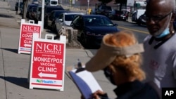 美国新泽西纽瓦克的民众排队注射猴痘疫苗（2022年8月16日）